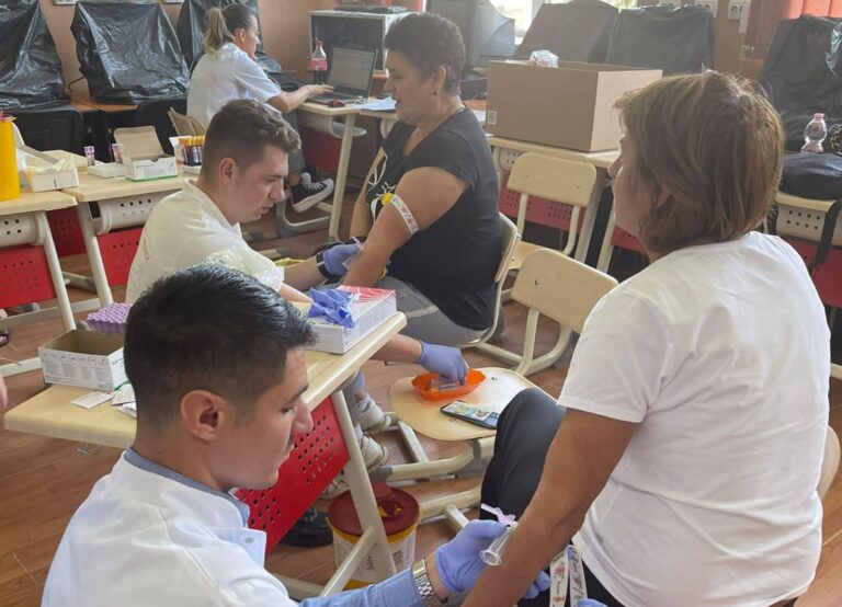 Bihor: Consultaţii gratuite oferite în mediul rural de voluntarii Caravanei cu Medici