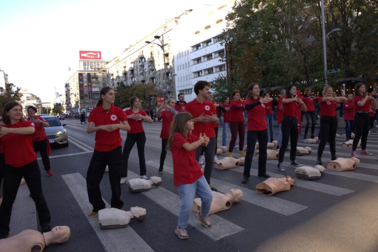 Crucea Roșie Română: Demonstrații de prim-ajutor în Piața Romană din Capitală (VIDEO)