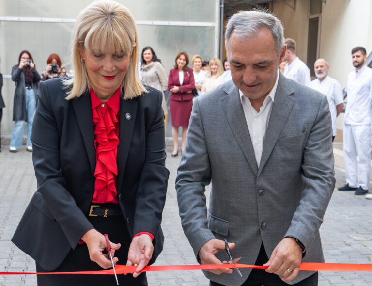 UMF „Iuliu Hațieganu”: Amfiteatrul „Prof. dr. Sergiu Duca” din cadrul Institutului Regional de Gastroenterologie și Hepatologie „Prof. dr. Octavian Fodor” a fost modernizat (FOTO)