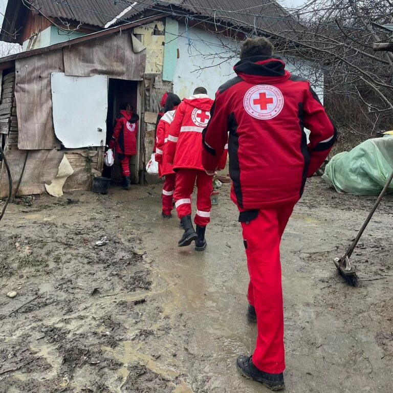 Daruri de Crăciun de la Voluntarii Crucii Roșii Române