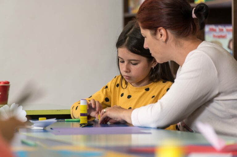 „Rămâi aproape de copilul tău!”, o campanie ce îşi propune să reducă distanţa emoţională dintre părinții de peste hotare și micuții rămași acasă