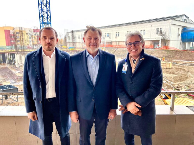 Ministrul Sănătății, Alexandru Rafila: „Investiții fără precedent de 11 miliarde de lei sunt în curs de desfășurare, punând bazele unor infrastructuri vitale: noi spitale, centre dedicate pacienților cu arsuri grave și cu afecțiuni oncologice, precum și consolidarea serviciilor de neonatologie, ambulatorii de specialitate și cabinete de medicină de familie”