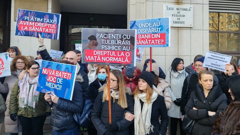 VIDEO Peste o sută de medici de familie şi din ambulatorii de specialitate au protestat în faţa Casei Naţionale de Asigurări de Sănătate