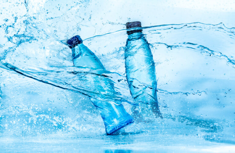 Apa îmbuteliată conţine sute de mii de particule de plastic pe litru, potrivit unui nou studiu. Consecințele asupra sănătății