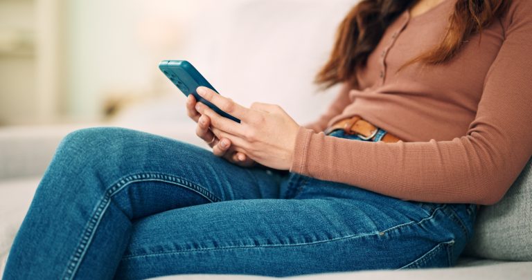 Unul din trei copii a avut o tulburare emoţională cauzată de folosirea reţelelor sociale, arată datele Slavații Copiii