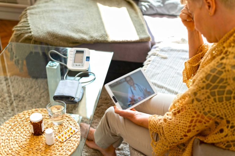 Digitalizare în sănătate la Târgu Bujor: Brățări smart și consultații online pentru pacienți