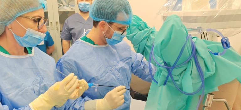 11 pacienți operați cu tehnologii minim-invazive în cadrul unui workshop urologic la SCJU Arad