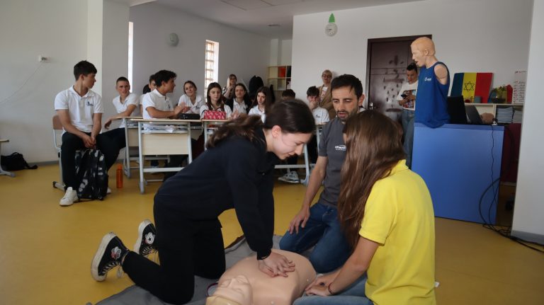 ASSMB extinde campania „Vreau să salvez! Primul ajutor face diferența” și în școlile private