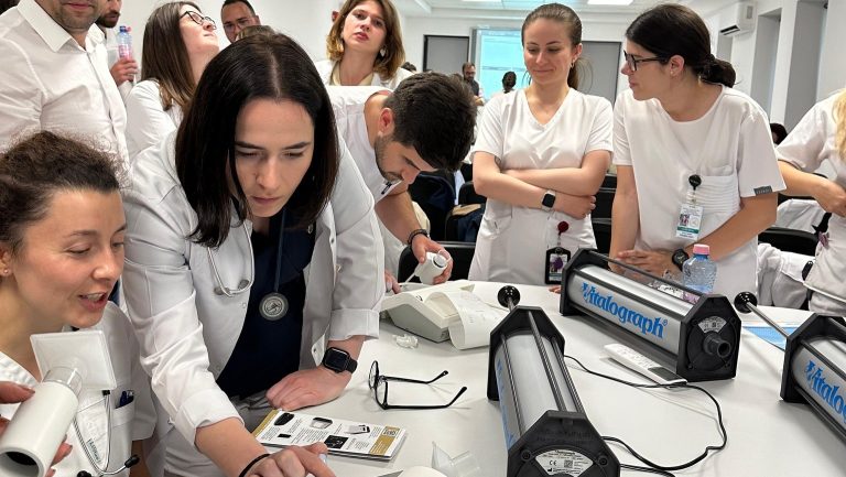 Timișoara: Peste 50 de tineri medici, instruiți în depistarea afecțiunilor pulmonare prin spirometrie