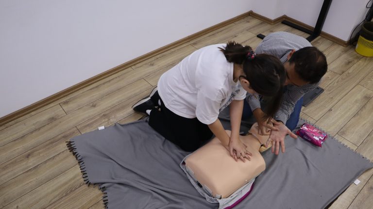 ASSMB: Ateliere gratuite de prim ajutor pentru peste 40 de tineri din București