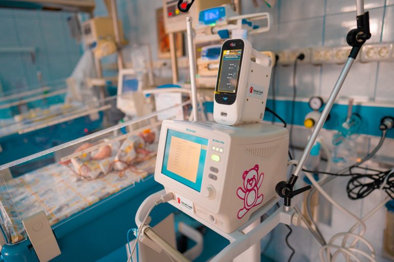 Dotarea maternităților și secțiilor de terapie neonatală, în pericol din cauza modificării Codului Fiscal, avertizează Salvați Copiii