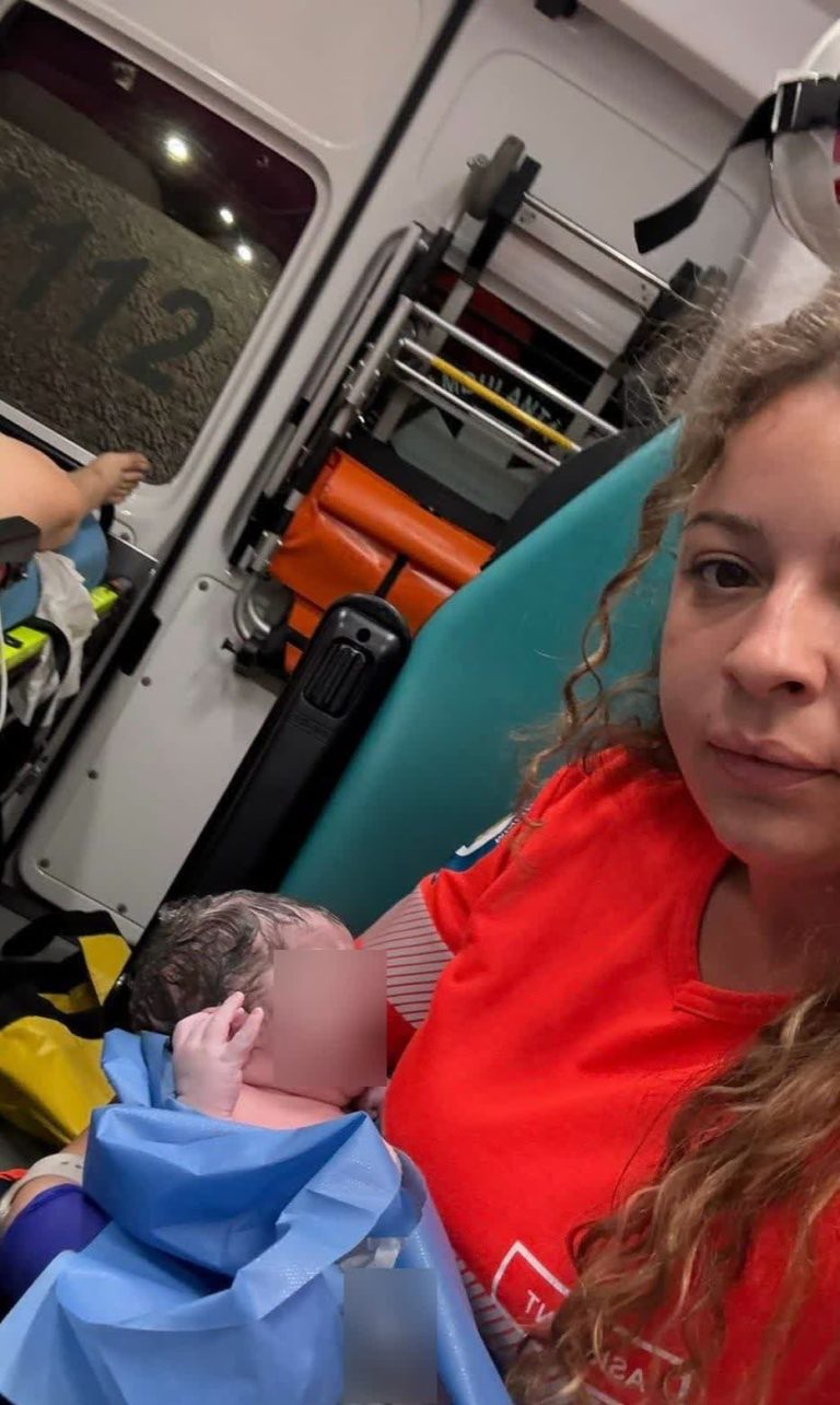 Un bebeluș a fost adus pe lume în ambulanță, după ce travaliul a început prematur, informează DSU
