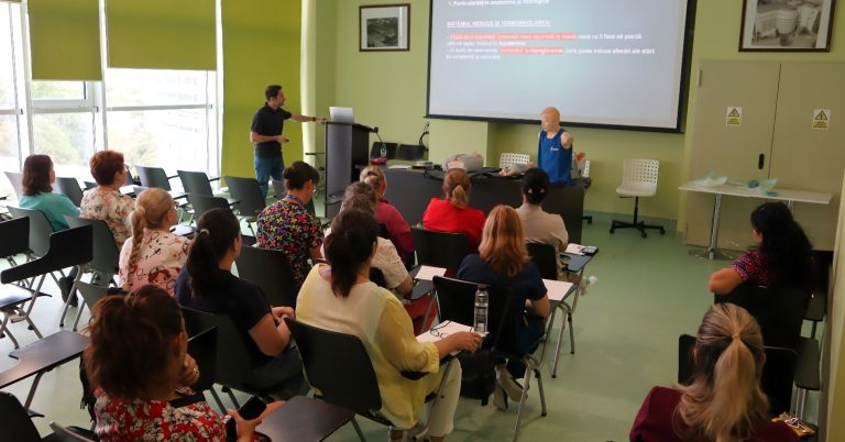 Cursuri interactive de prim ajutor pentru 50 de asistenți medicali de la Spitalul „Dr. Victor Gomoiu”, organizate de ASSMB