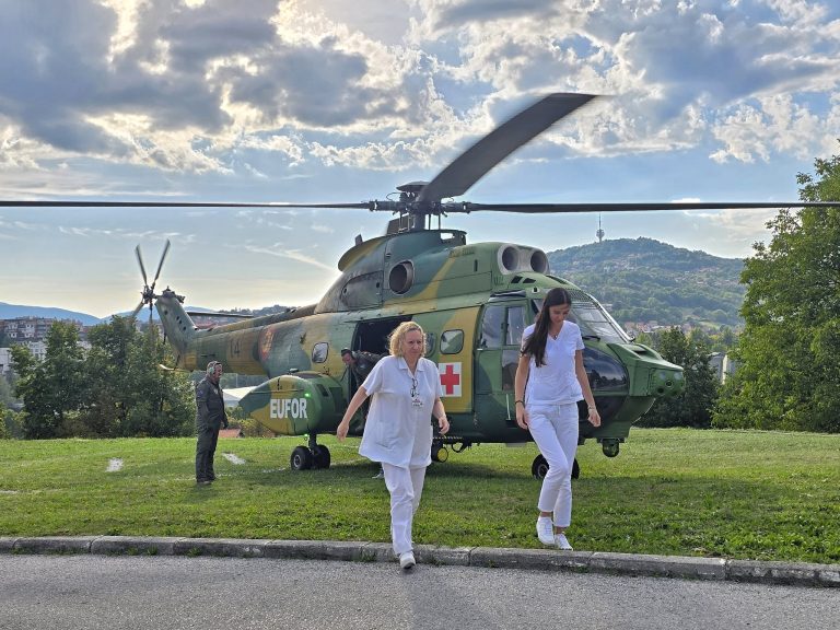 Colaborare medicală aeriană: echipe din România și Sarajevo, antrenament comun pentru evacuări de urgență