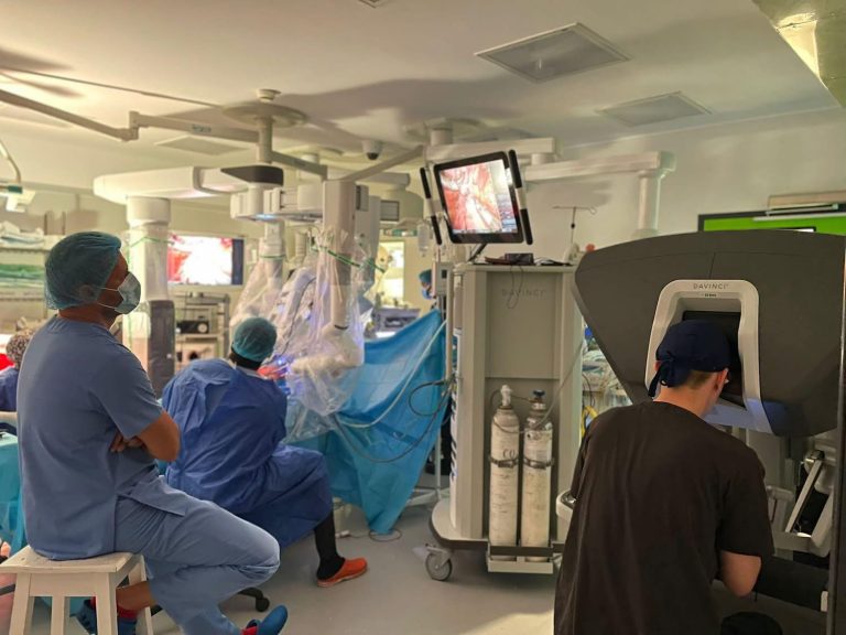 Spitalul Județean Bistrița marchează 100 de intervenții robotice cu succes, anunță Alexandru Rogobete