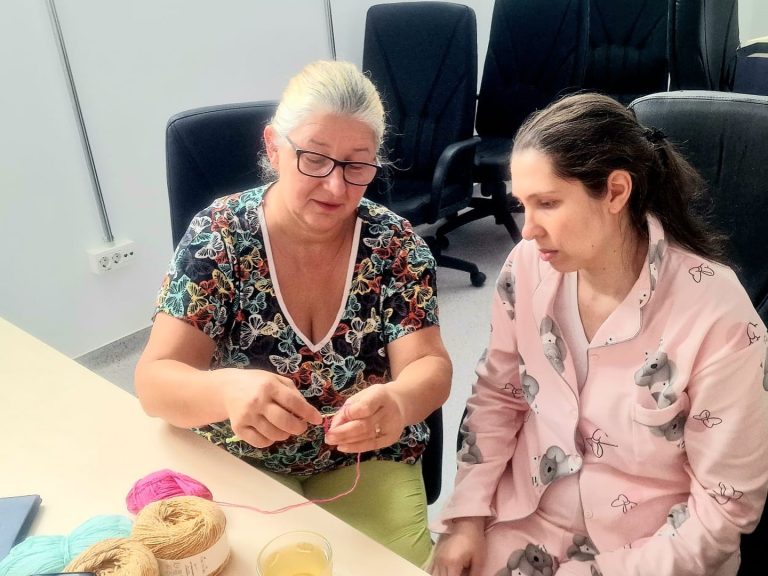 Sprijin emoțional pentru mamele copiilor prematuri, printr-un atelier de croșetat la Spitalul Județean din Timișoara