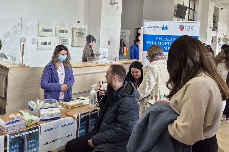 Sute de studenți din Sibiu, testați gratuit pentru sănătatea plămânilor în campania „Alegeri greșite”