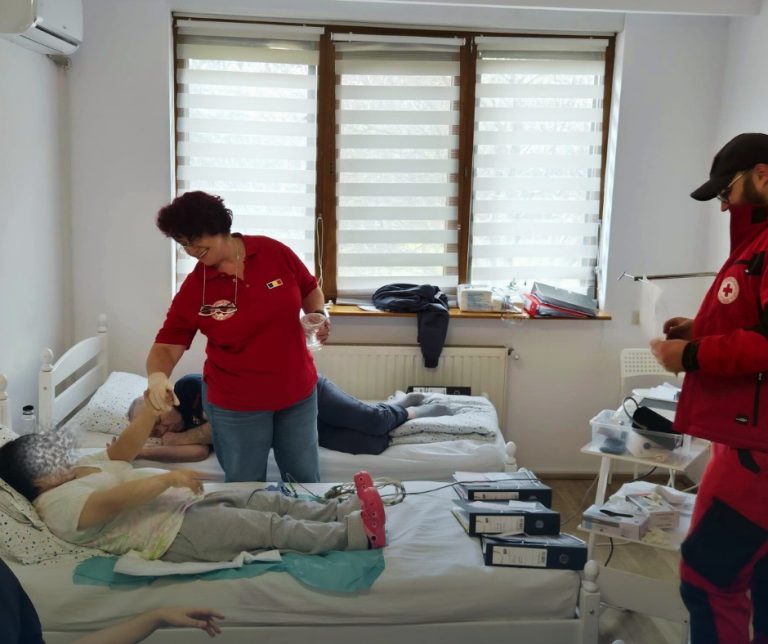 Servicii medicale de bază pentru persoanele cu dizabilități, prin Caravana de Sănătate a Crucii Roșii Române