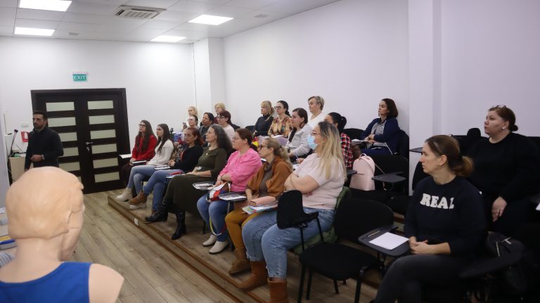 Medicii și asistentele școlare participă la primul curs de prim ajutor din 2026, organizat de ASSMB