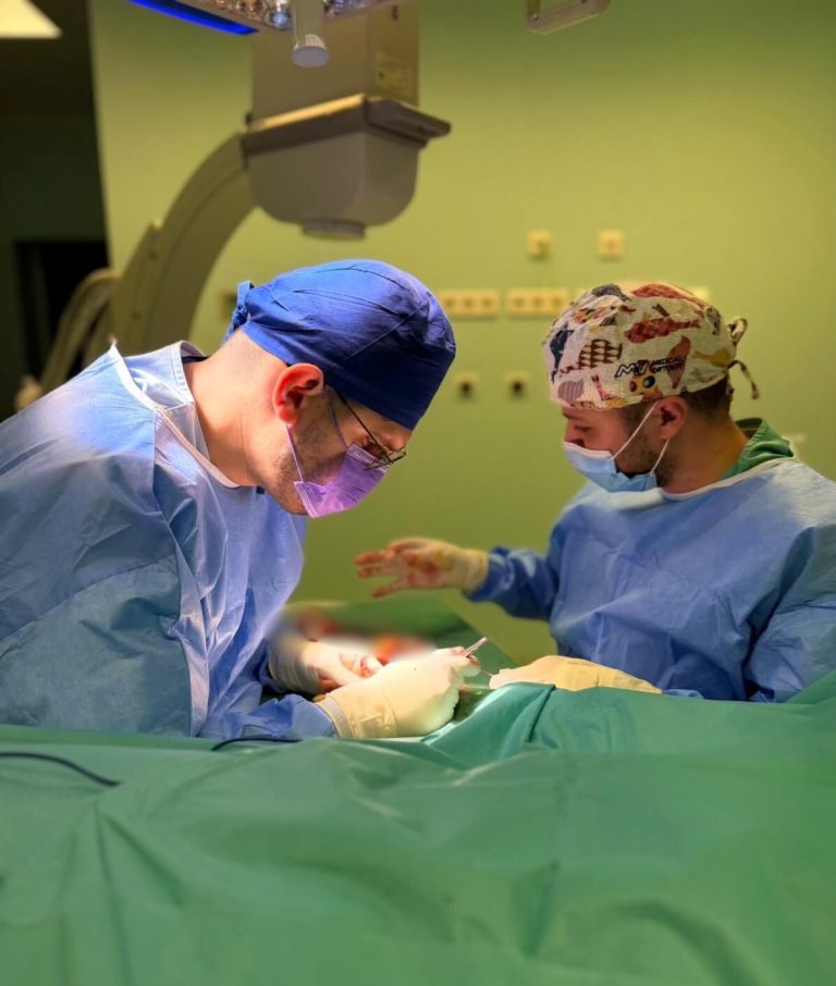 Intervenție ortopedică pediatrică de succes la SCJU Oradea pentru o fractură severă de os scafoid