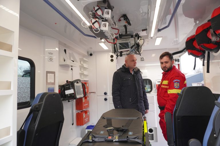 Satu Mare își întărește intervențiile de urgență cu o ambulanță de tip C dotată la standarde înalte