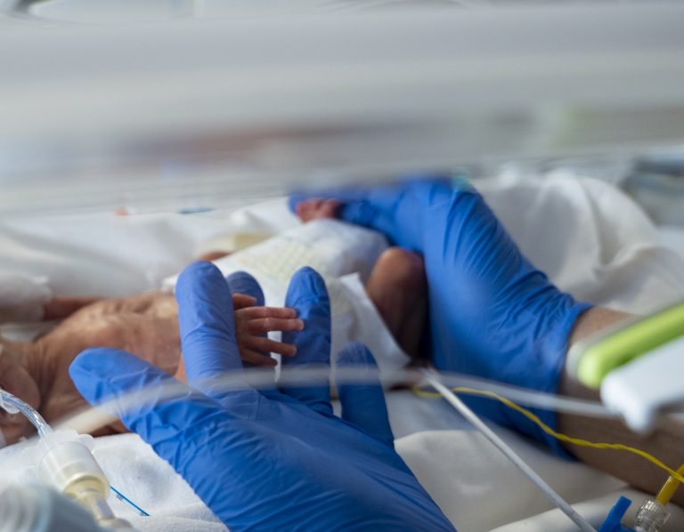 Secția ATI neonatală a Spitalului Universitar București primește aparatură vitală de 111.120 euro, donată de Salvați Copiii România