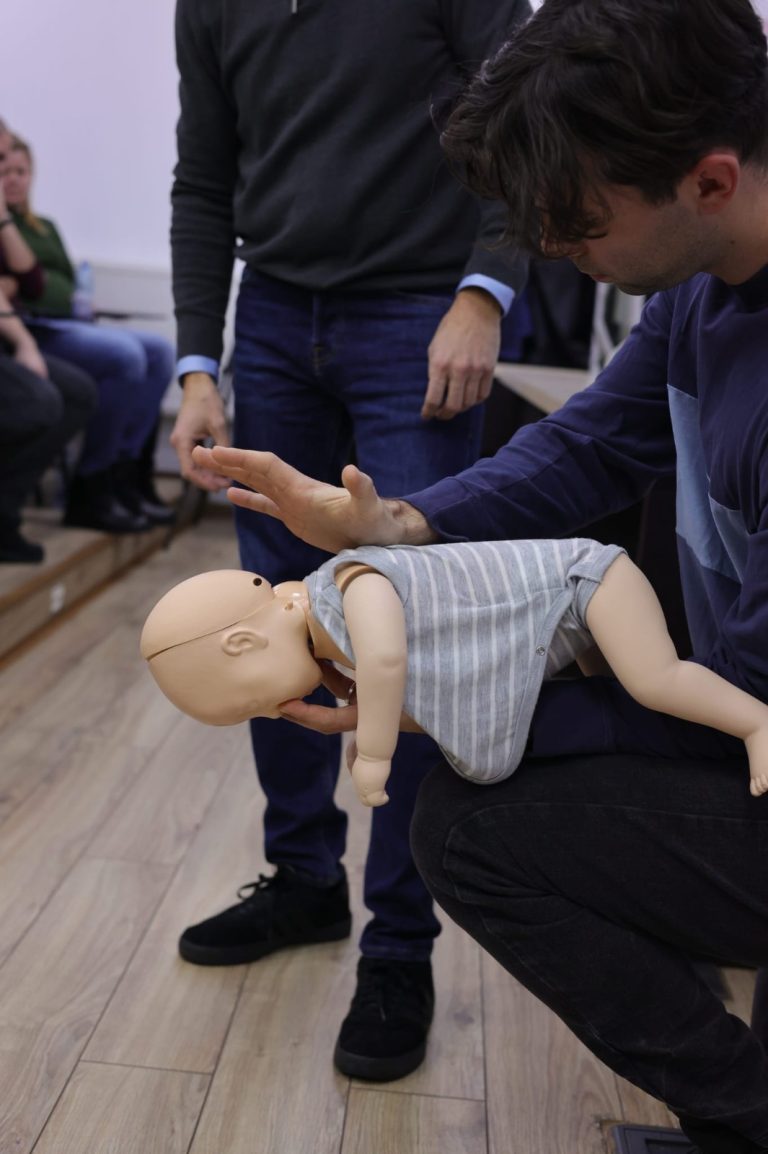 Workshop ASSMB: 30 de părinți învață primul-ajutor pentru siguranța bebelușilor