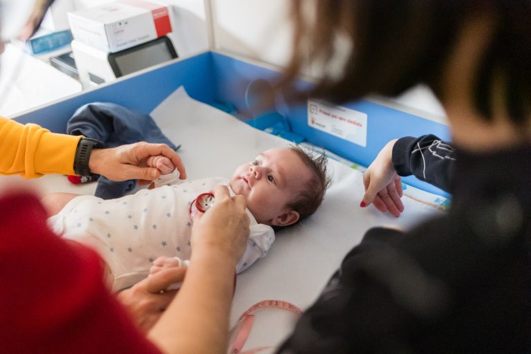 Acoperirea vaccinală ROR este în scădere în rândul copiilor din România, avertizează Salvați Copiii România