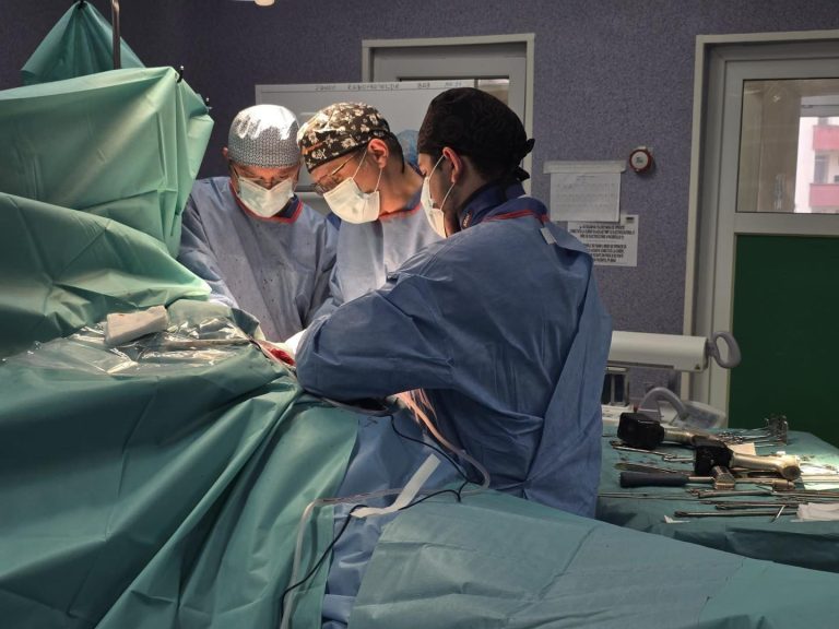Transplant de țesut osos reluat la Spitalul „Pius Brînzeu” Timișoara pentru pacienți cu fracturi complexe