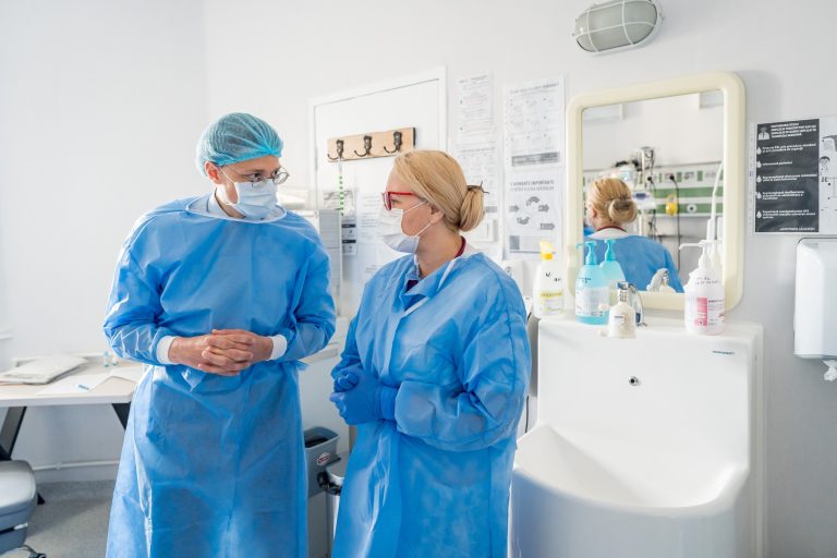 Spitalul Universitar de Urgență București colaborează cu experți de la Hôpital Saint-Louis și Biroul OMS pentru România pentru prevenirea infecțiilor medicale