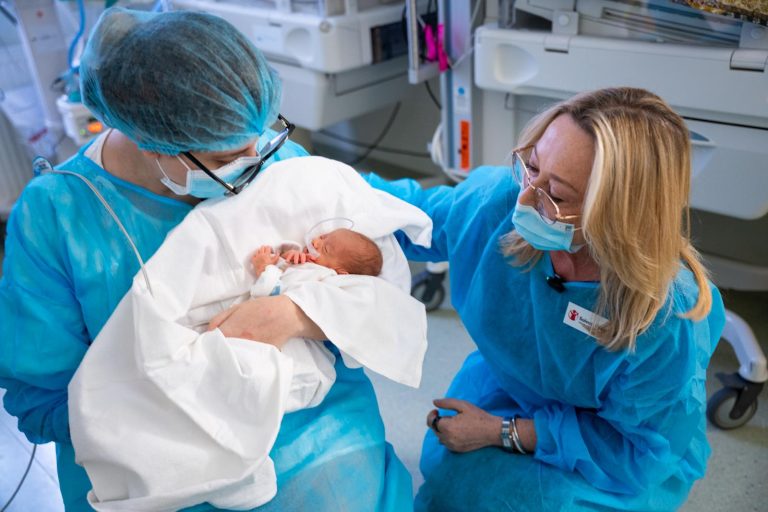 Depresia postnatală afectează până la 15% dintre mame, atrag atenția psihologii Salvați Copiii România