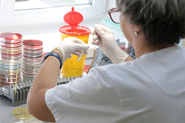 Investiție de peste 2 milioane de lei pentru dotarea laboratorului de analize al Spitalului Județean de Urgență Miercurea Ciuc