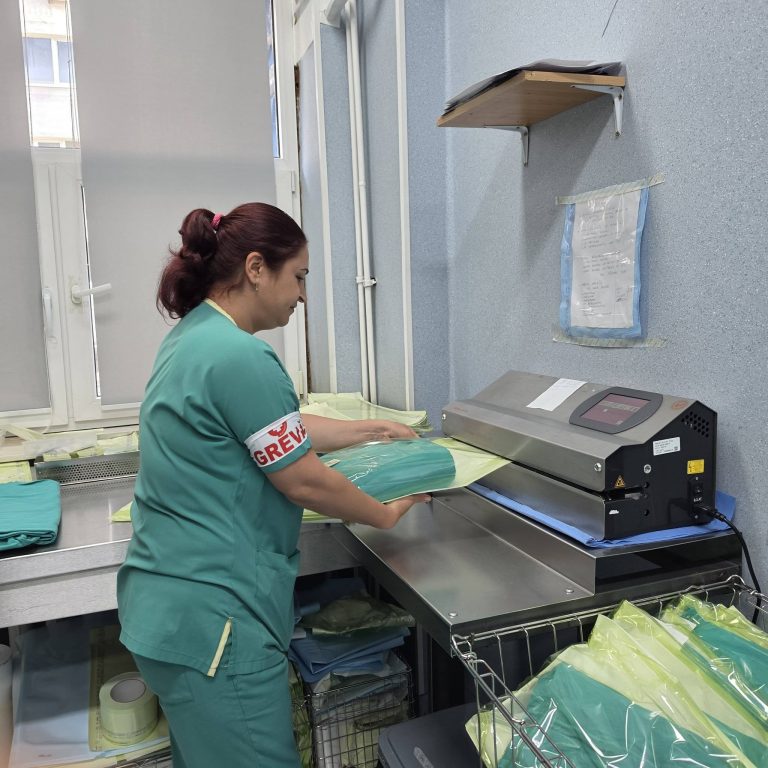 Personalul medical de la Spitalul Floreasca a intrat în grevă japoneză și poartă banderole albe în semn de protest față de legea salarizării