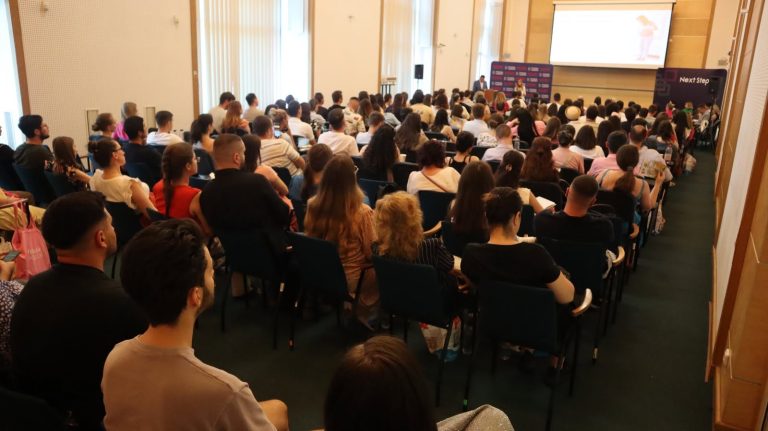Workshopul „Școala Părinților” organizat de ASSMB a reunit peste 200 de viitori și proaspeți părinți la Biblioteca Națională a României