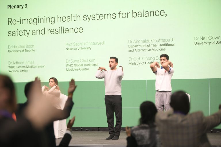 Yoga contribuie la menținerea mobilității, echilibrului și stării de bine la vârste înaintate, arată OMS