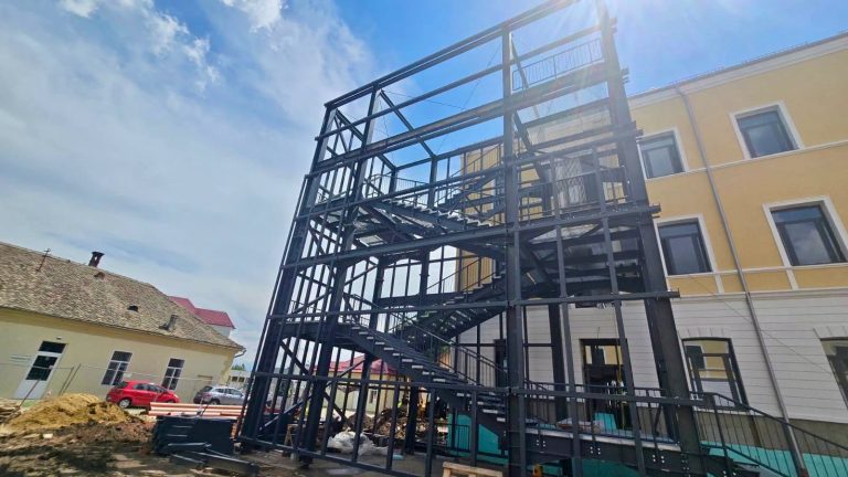 Sibiu: Patru scări exterioare de evacuare sunt în construcție la Spitalul de Psihiatrie, în cadrul unui proiect de creștere a siguranței