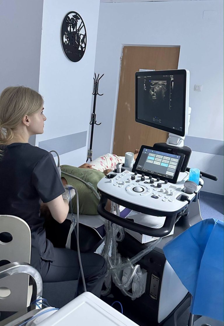 Echipa de Endocrinologie a SUUB a realizat cu succes opt proceduri de ablație cu microunde pentru nodulii tiroidieni