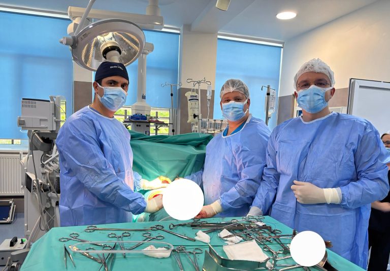 Pieloplastie clasică dreaptă realizată în premieră la Spitalul „Prof. Dr. Eduard Apetrei” Buhuși pentru o pacientă cu sindrom de joncțiune pielo-ureterală