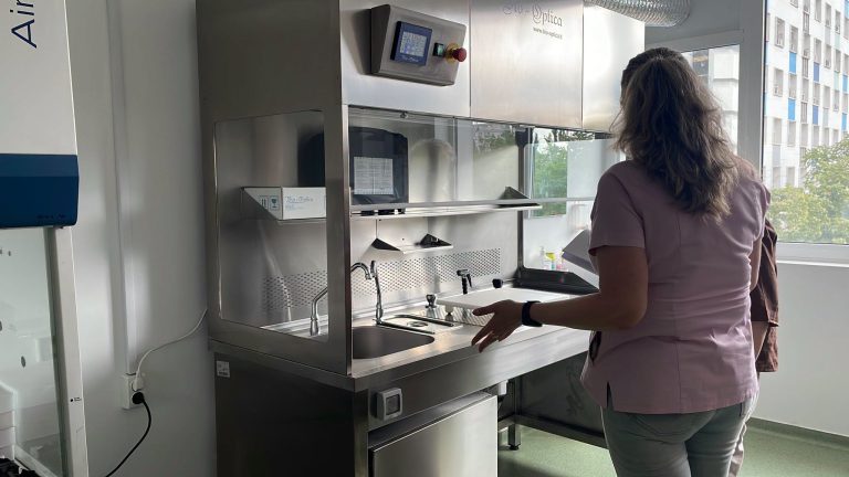 Spitalul Județean Galați modernizează diagnosticul medical prin dotarea Anatomiei Patologice cu o masă de macroscopie cu lampă UV