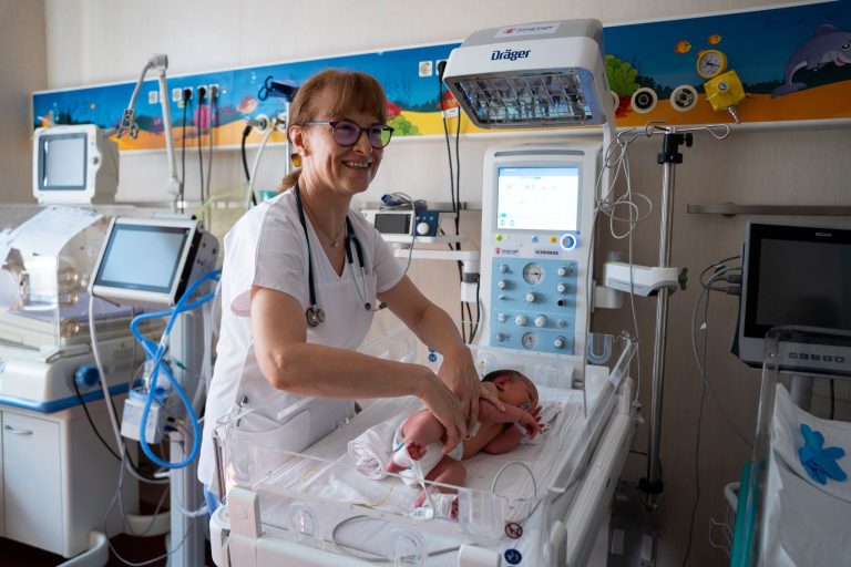 Compartimentul de Neonatologie al SCJU Ilfov, dotat de Salvați Copiii România cu o masă de resuscitare de 29.715 euro