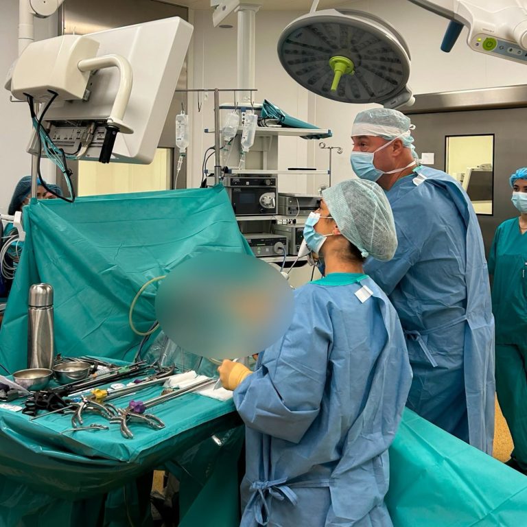 Nefrectomie parțială laparoscopică realizată cu succes pentru îndepărtarea unei tumori renale de 3 centimetri, la Spitalul Sf. Constantin