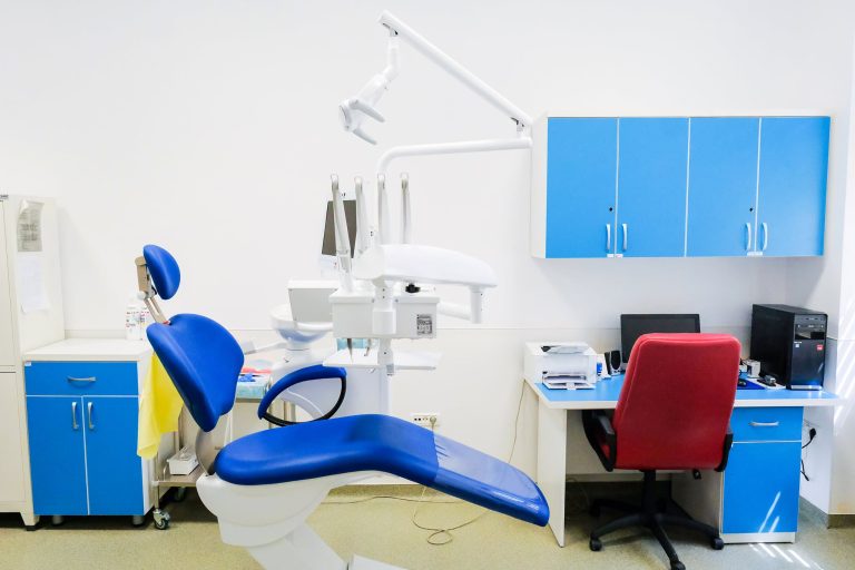 Programul „Dinți sănătoși, zâmbet frumos!” oferă gratuit sigilarea molarilor permanenți pentru copiii de 6-8 ani din Brașov