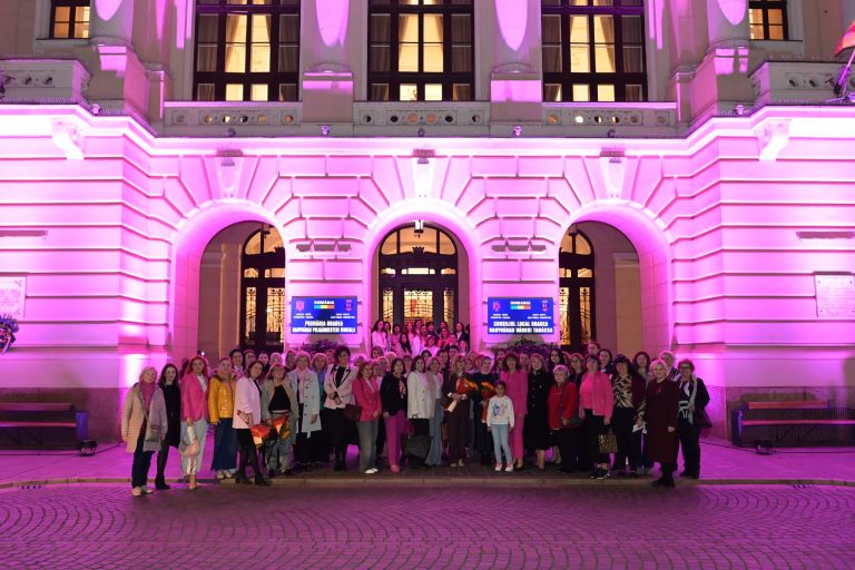 Primăria Oradea marchează Ziua Mondială de Luptă împotriva Cancerului de Sân prin iluminarea în roz a clădirii