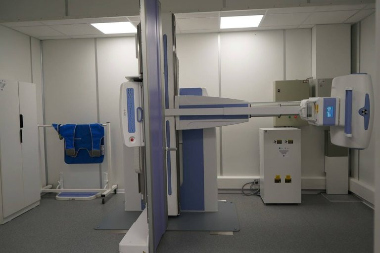 Vâlcea: Două proiecte de 3,3 milioane de euro pentru dotarea unităților medicale cu echipamente noi